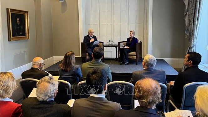 Tổng thống Thụy Sĩ Karin Keller-Sutter (ngồi bên phải) tham dự sự kiện của APES (Ảnh: Anh Hiển - PV TTXVN tại Thụy Sĩ)